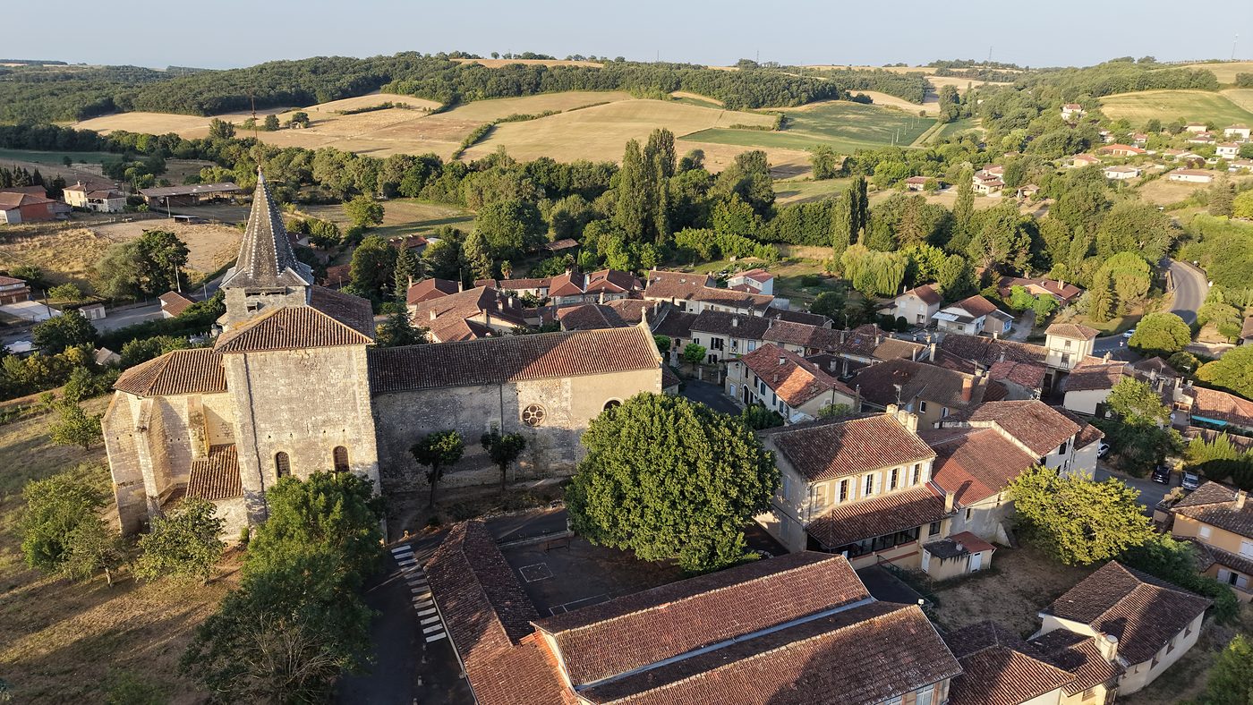 Photographie de Pessan — L'église et le village au cœur de la campagne gersoise
