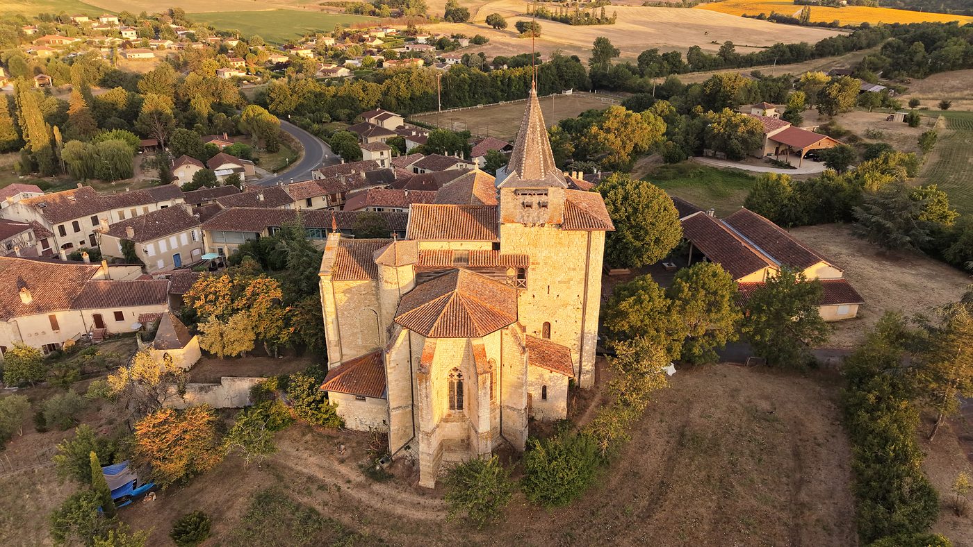 Photographie de Pessan — L'église Saint-Michel dans la lumière dorée du matin