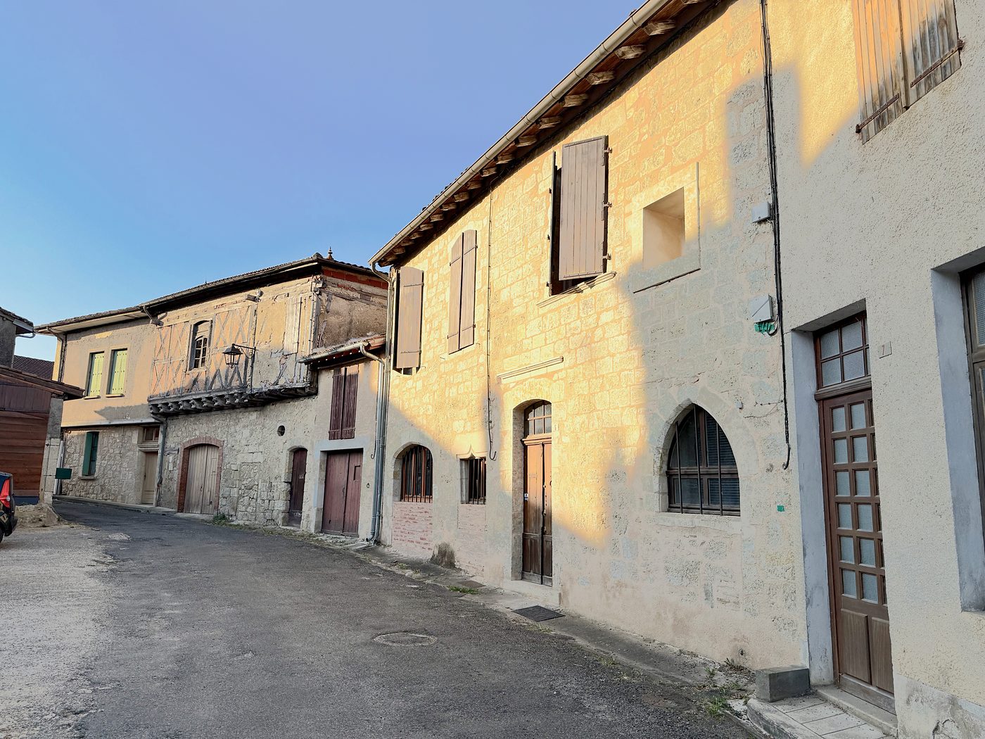 Photographie de Pessan — Une ruelle aux façades de pierre dorée